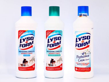 Pescara, İtalya 25 Nisan 2020: LYSOFORM Household Dezenfektanları. LYSOForm Unilever 'in bir markasıdır.