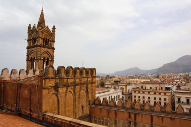 Palermo Katedrali ya da Cattedrale di Palermo arka planda çan kuleleri olan 