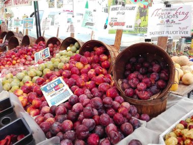 HOLYWOOD, Los Angeles, California - 9 Eylül 2018: Hollywood Çiftçi Pazarı Ivar Caddesi ve Selma Bulvarı.