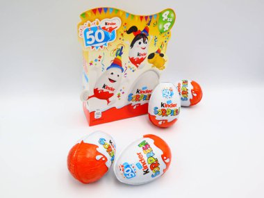 Pescara, İtalya 27 Şubat 2019: Kinder Sürpriz Çikolatalı Yumurtalar. Kinder Surprise, Ferrero tarafından İtalya 'da üretilen bir üründür.