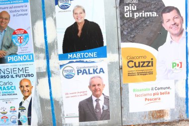 Pescara, İtalya - 7 Mayıs 2019: EUROPEAN PARLIAMENT VE ADMINISTRATIVE ELEKsiyonları İçin Seçim Duvarı Posterleri 26 Mayıs 2019