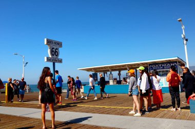 Santa Monica, Kaliforniya - 4 Ekim 2019: Santa Monica Rıhtımı 'ndaki 66. Yol tabelasının fotoğraflarını çeken turistler
