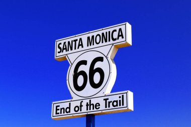Santa Monica, California - 4 Ekim 2019 Santa Monica İskelesi 'ndeki 66. Yol tabelasının sonu  