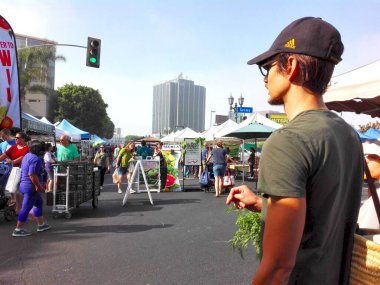 HOLYWOOD, Los Angeles, California - 16 Eylül 2018: Ivar Caddesi 'ndeki Hollywood Çiftçi Pazarı