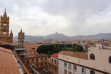 Palermo Katedrali ya da Cattedrale di Palermo arka planda çan kuleleri olan 