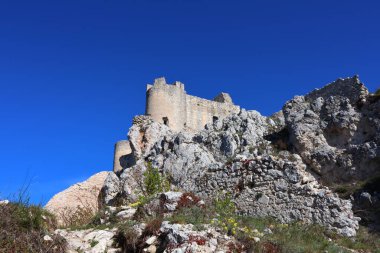 Rocca Calascio Kalesi dağın tepesindeki bir kaledir.