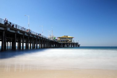 Santa Monica, California - 4 Ekim 2019: Sahilden Santa Monica İskelesi manzarası