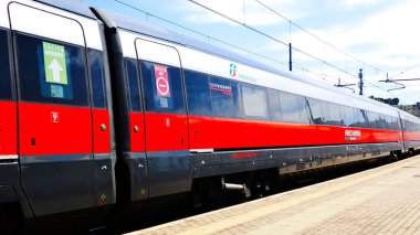Pescara, İtalya 18 Nisan 2022: Trenitalia, İtalya 'dan Şehirler Arası İtalyan Treni