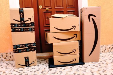 Amazon paketleri, kutular kapıya teslim edilecek.