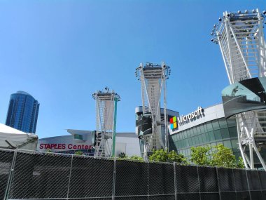 LOS ANGELES, California - 14 Eylül 2018: Microsoft Meydanı ve Los Angeles Staples Center 'ın önündeki Tiyatro