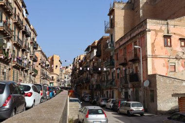 Palermo, Sicilya (İtalya) 2 Temmuz 2022: Palermo 'da bayraklı bir cadde manzarası