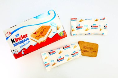 Pescara, İtalya 7 Mayıs 2020 Kinder Sandviç Dondurması. Kinder, Ferrero 'nun bir gıda ürünüdür. Kinder Dondurması, Ferrero ve Unilever arasındaki bir işbirliğidir.