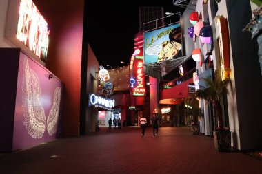 Universal City, Los Angeles, California - 12 Mayıs 2019: UNIVERSAL STÜDIOS CITYWALK eğlence ve perakende bölgeleri Gece
