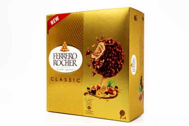 Alba, İtalya 4 Haziran 2021: FERO ROCHER Dondurması. Ferrero Rocher, Ferrero S.P.A 'nın İtalyan markasıdır..