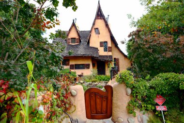 Beverly Hills, California 9 Ekim 2019, The Witch 's House of Beverly Hills. Spadena House olarak da bilinir, Walden Drive ve Carmelita Bulvarı 'nın köşesindeki Storybook evi, Beverly Hills.