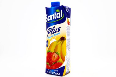 Pescara, İtalya 18 Aralık 2019: Santal Plus Strawberry ve Banana Juice. Santal, Lactalis Group üyesi Parmalat 'ın bir İtalyan meyve suyu ve nektar ürünüdür.