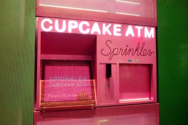 Glendale, California - 10 Ekim 2019: Sprinkles Cupcakes ATM at the AMERICANA at Brand, shopping, dinner, entertainment, entertainment and site in Glendale, Los Angeles