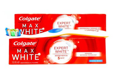 Pescara, İtalya 26 Ağustos 2019: Colgate-Palmolive yapımı Max White Toothpaste