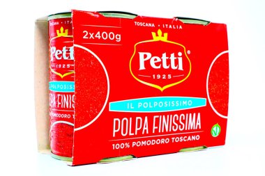 Pescara, İtalya - 15 Nisan 2020: Tuscan domatesli PETTI İtalyan Domates Sosu. Yapımcı İtalyan Food S.P.A.