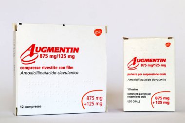Roma, İtalya 16 Ağustos 2022: AUGMENTIN tıbbı amoksisilin ve clavulanik asit ile. Bakterilerin sebep olduğu enfeksiyonları tedavi etmek için kullanılan ilaç. Augmentin, GSK GlaxoSmithKline markasıdır.