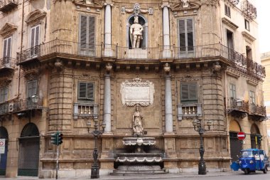 Palermo, Quattro Canti (Piazza Vigliena, The Four Corners), Palermo, Sicilya, İtalya ve Avrupa 'nın merkezinde bir Barok meydanı.