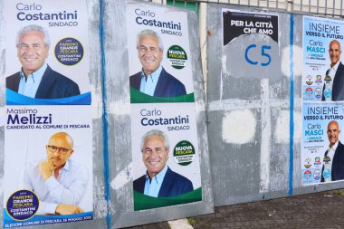 Pescara, İtalya - 7 Mayıs 2019: EUROPEAN PARLIAMENT VE ADMINISTRATIVE ELEKsiyonları İçin Seçim Duvarı Posterleri 26 Mayıs 2019