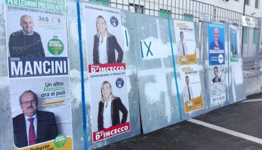 Pescara, İtalya - 26 Ocak 2019: ABRUZZZO Bölgesel ELEKsiyonları için Seçim Duvarı Posterleri 10 Şubat 2019