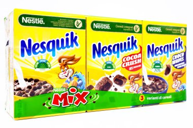 Pescara, İtalya 8 Şubat 2021: NESQUIK Nestle Mix Mısır gevreği kutuları