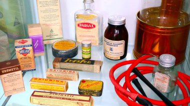 Eczane, sergilenen eski ilaçlar. 