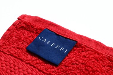 Roma, İtalya - 30 Eylül 2022: CALEFFI banyo havlusu etiketi. Caleffi, İtalyan keten markasıdır.