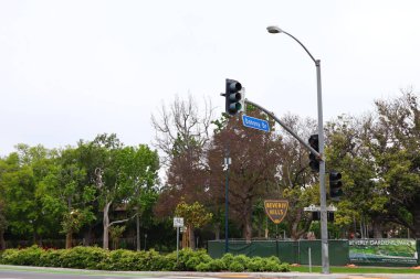 Beverly Hills, California - 12 Mayıs 2019: Beverly Hills Tabelasının Santa Monica Bulvarı 'ndaki Beverly Gardens Park manzarası