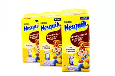 Pescara, İtalya - 18 Ağustos 2019: NESQUIK Çikolatalı Süt. Nesquik, Nestle tarafından üretilen bir markadır.