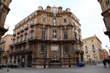 Palermo, Quattro Canti (Piazza Vigliena, The Four Corners), Palermo, Sicilya, İtalya ve Avrupa 'nın merkezinde bir Barok meydanı.