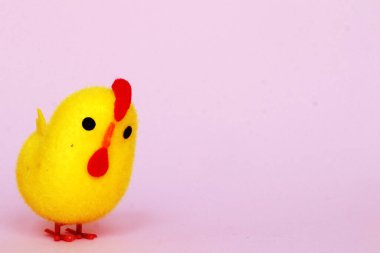 Komik bir piliçle Paskalya Kompozisyonu