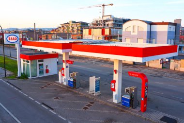 Pescara, İtalya 16 Mart 2022 ESSO Benzin İstasyonu. ESSO bir ExxonMobil markasıdır.