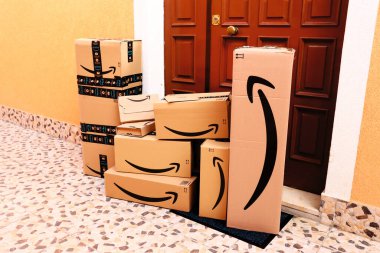 Amazon paketleri, kutular kapıya teslim edilecek.