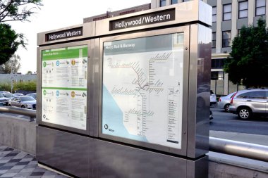 Los Angeles, California - 9 Ekim 2019: Hollywood / Batı Metro İstasyonundaki Bilgi Paneli Demiryolu Sistemi Haritası