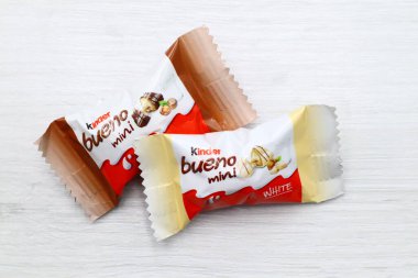 Pescara, İtalya 18 Temmuz 2019 Kinder Bueno mini çikolatası. Kinder, Ferrero tarafından İtalya 'da üretilen bir üründür.