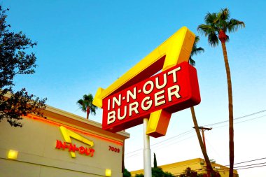 Hollywood, California - 6 Ekim 2019 Hollywood Sunset Bulvarı 'nda In-N-Out BURGER. Öncelikli olarak Güneybatı ve Pasifik Sahili 'nde konumları olan Amerikan Fast Food Restoranlar zinciri.