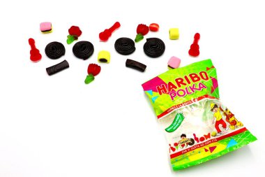 Pescara, İtalya 15 Ağustos 2019: Beyaz zemin üzerinde HARIBO Şekerleri paketi. Haribo bir Alman Şekerleme Şirketi.