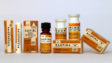 Roma, İtalya 22 Şubat 2022: 1950 'lerin klasik RAUPINA ve SEDARAUPINA ilaçları Rauwolfia Serpentina Alkaloids ile hipertansiyon tedavisi için. BOEHRINGER SRI. - Milan.
