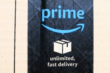 Amazon paket kutusu teslimatı 