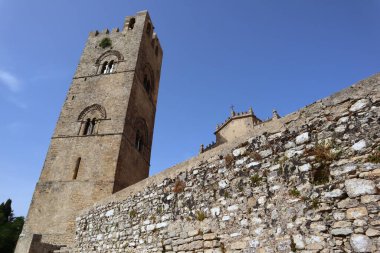 İtalya, Sicilya 'nın tarihi Erice kasabası, Erice Dağı' nın tepesinde, 750 metre civarındaki ana kilisede yer almaktadır.