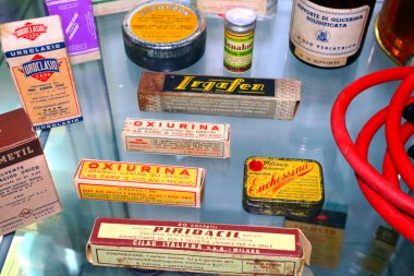 1940 'lar ve 1960' lar arasında eski ilaç sergisi