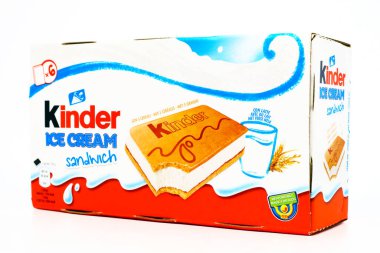 Pescara, İtalya 7 Mayıs 2020 Kinder Sandviç Dondurması. Kinder, Ferrero 'nun bir gıda ürünüdür. Kinder Dondurması, Ferrero ve Unilever arasındaki bir işbirliğidir.