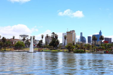 Los Angeles, California - 16 Mayıs 2019: Los Angeles 'ın Westlake mahallesindeki MacArthur Park manzarası