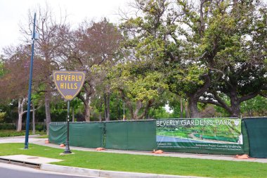 Beverly Hills, California - 12 Mayıs 2019: Beverly Hills Tabelasının Santa Monica Bulvarı 'ndaki Beverly Gardens Park manzarası