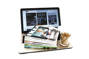 Roma, İtalya 14 Eylül 2021: IKEA dijital ve baskı katalogları. IKEA dünyanın en büyük mobilya perakendecisi ve mobilya montajına hazır satıyor.