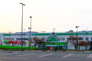 San Giovanni Teatino, İtalya 27 Mart 2022: LEROY MERLIN Mağazası, ev geliştirme ve bahçe perakendecisi