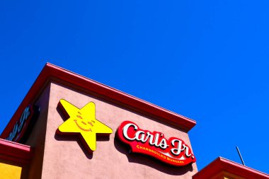 Los Angeles, Kaliforniya - 6 Ekim 2019: Carl 's Jr.' ın Kızarmış Burgerleri, Amerikan Fast Food Restoranı